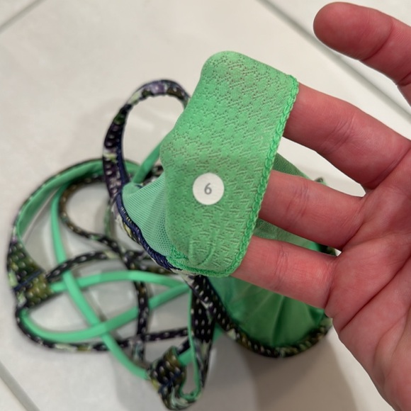 Lululemon Free to be Zen Sports Bra Size 6 EUC - Picture 5 of 5